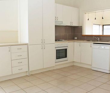 Attractive 3 Bedroom Home - Photo 5