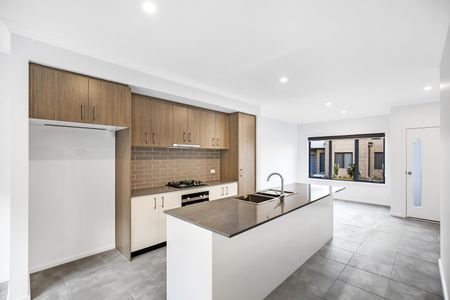 6 Cumin Way, Cranbourne East VIC 3977 - Townhouse For Rent | Domain - Photo 4