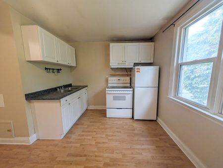 All Inclusive 2 Bedroom Upper Unit in St. Catharines!! - Photo 3