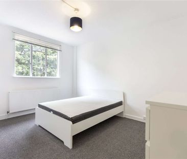 An ideal three bedroom flat located on the second floor of a well-presented building on Nightingale Lane - Photo 1