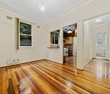 Charming 3-Bedroom House - Photo 3