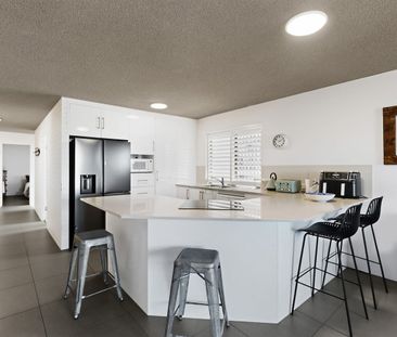 Beach at Your Doorstep – Absolute Beachfront Fully Furnished Living - Photo 6