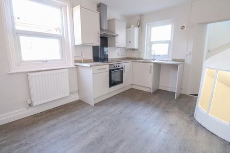 3 bedroom maisonette to rent - Photo 2