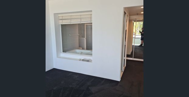 The place to live - MAIN BEACH! Close to transport, shops, beach, restaurants. - Photo 1