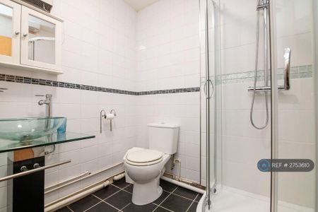 3 bedroom flat to rent - Photo 3