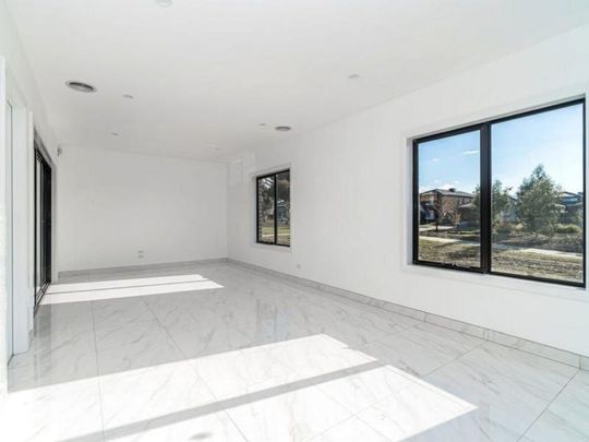 SIMPLY STUNNING - Photo 1