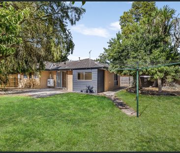 FAMILY FRIENDLY THREE BEDROOM HOME - Photo 3