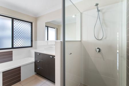 SPACIOUS 4 BEDROOM WITH ALL THE EXTRAS - 2 LIVING AREAS, DUCTED A/C AND SOLAR! - Photo 4