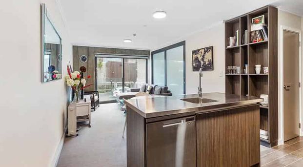 STUNNING MODERN 2 BEDROOM APARTMENT - Photo 1