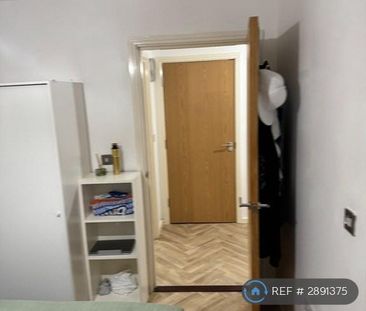 1 bedroom in a flat share to rent - Photo 5