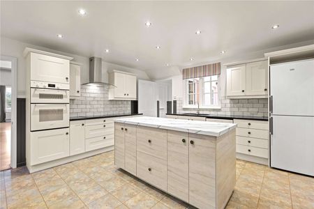 A spacious and fully refurbished four bedroom family home situated within Windlesham Arboretum - Photo 5