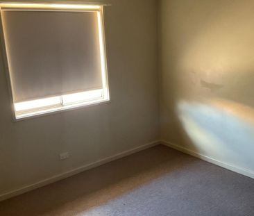 4 BEDROOMS, 1 BATHROOM - Photo 4