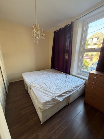 2 Bed Flat, Mansfield Road, IG1 - Photo 3