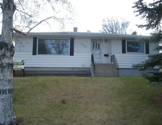 3 BEDROOM MAIN FLOOR SUITE Banff trail NW Near UofC & LRT Utilities included | Calgary - Photo 1