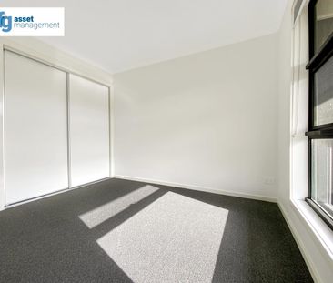 Charming 3 Bedroom Townhouse in Officer! - Photo 1