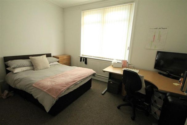 8 bedroom property to rent - Photo 1