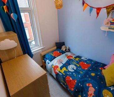 A MUST SEE! A lovely three bedroom family home set just off the Hig... - Photo 3