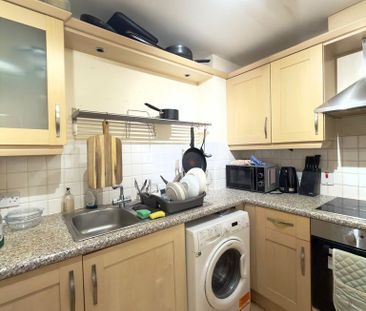 1 bedroom in a house share to rent - Photo 2