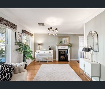 Classic charm and modern updates - Photo 5