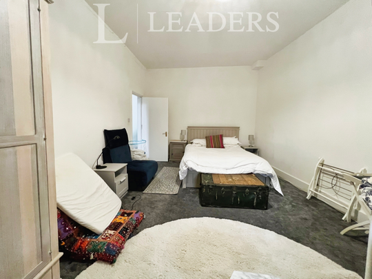 1 bedroom in a house share to rent - Photo 1