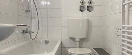 Singles aufgepasst: teilsanierte 1-Zimmer-Wohnung mit Abstellkammer und Balkon! - Photo 1