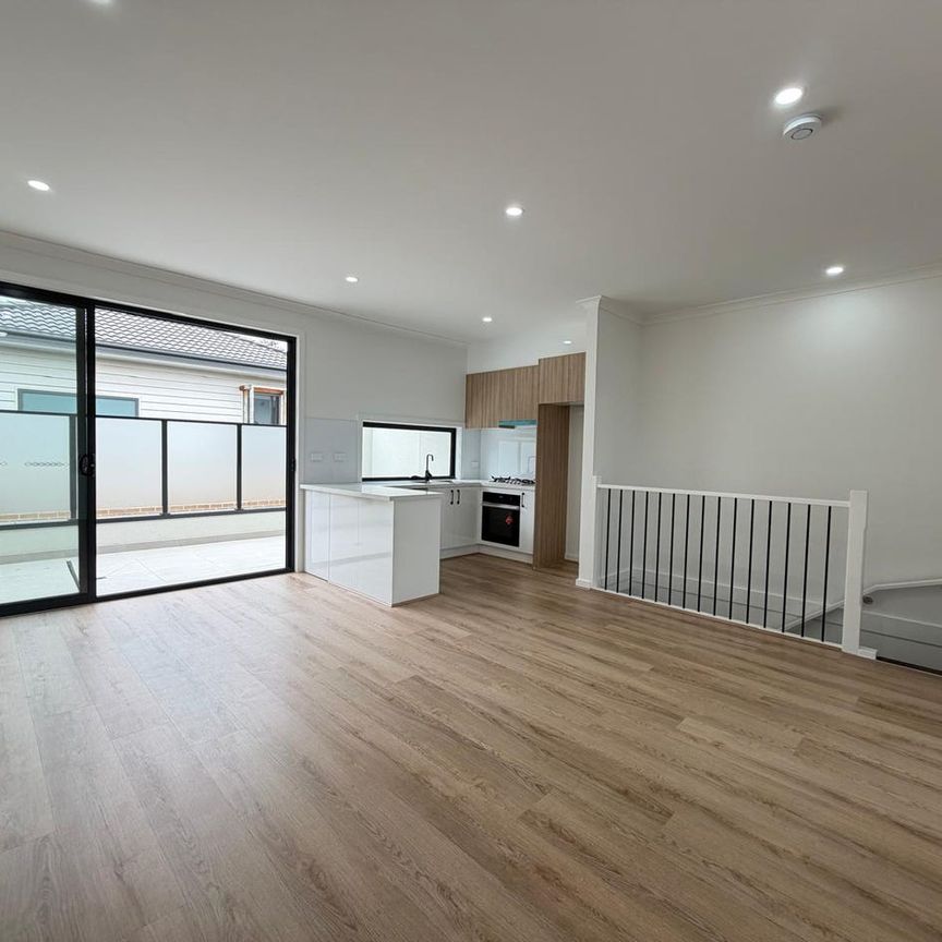 $580 P/W BRAND NEW TOWNHOUSE - Photo 1