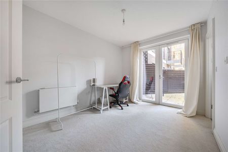 A rare opportunity to rent a spacious triplex home with its own front door access, located at Huntley Wharf, just a short walk away from Reading Train Station. - Photo 3