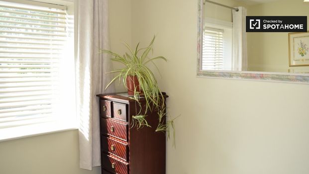 Cute room to rent in 4-bedroom house in Terenure, Dublin - Photo 1