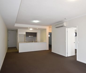 STYLISH EXECUTIVE CBD APARTMENT - Photo 4
