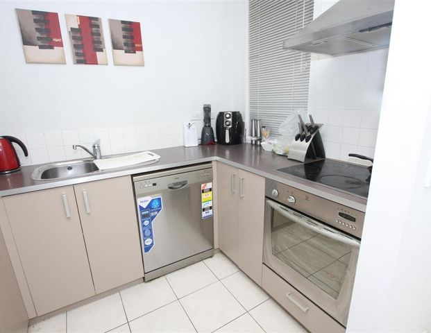 Clean and Tidy home for Family - Photo 1