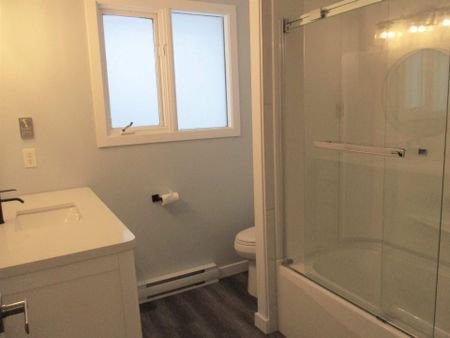 Spacious 3bed 2bath Duplex; Mission – Available April - Photo 2