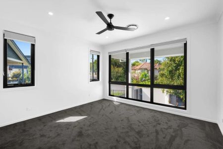 “Stunning Family Home” - Photo 5