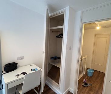 Room in a Shared House, Exhibition Close, W12 - Photo 3