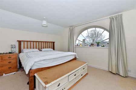 Private Bell Tower apartment within the grounds of the impressive Britwell House in the rolling Oxfordshire countryside - Photo 2