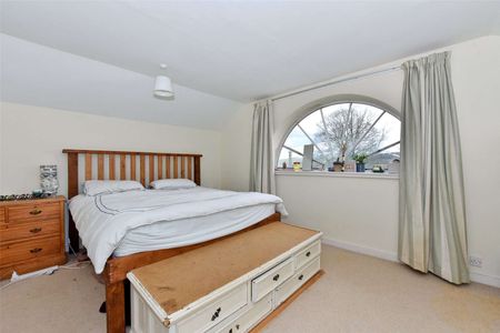 Private Bell Tower apartment within the grounds of the impressive Britwell House in the rolling Oxfordshire countryside - Photo 5