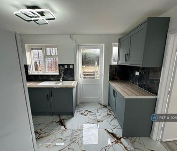 4 bedroom end of terrace house to rent - Photo 4