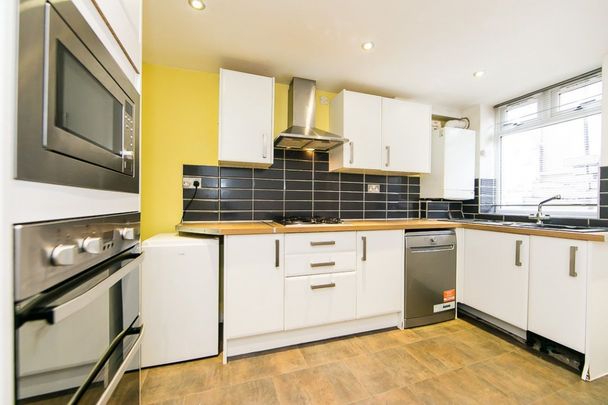 Burchett Grove, Woodhouse, Leeds - Photo 1