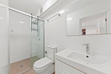 2 Bedroom Apartment with massive private courtyard - Photo 4