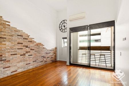 Central and spacious 2 bedroom loft apartment in Fortitude Valley - Photo 3