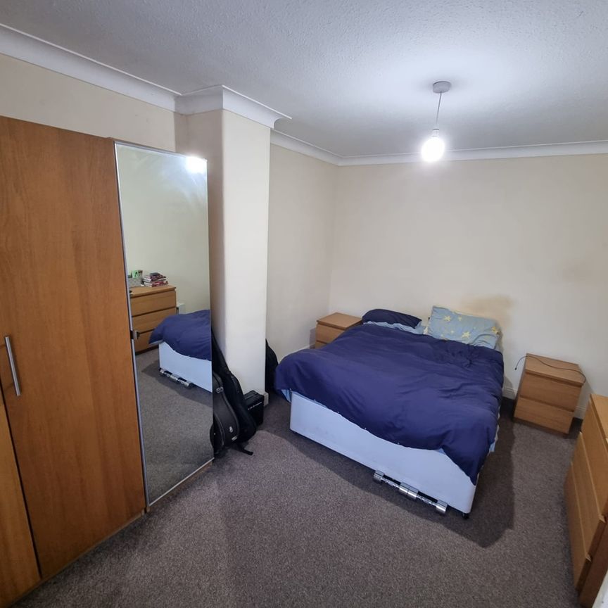 1 Bed Flat, Singleton Court, M25 - Photo 1