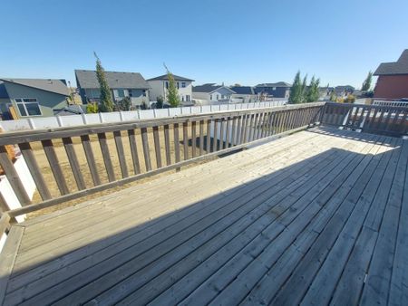 Beautiful 3 Bedroom Main Floor in Blackfalds! - Photo 2