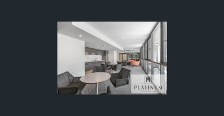 Stylish and Fully Furnished 1x1 in Prime Highgate Location with Secure Parking - Photo 2