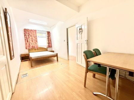 2 bedroom ground floor flat to rent - Photo 2