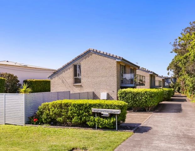 Perfectly positioned townhouse moments from the beach - Short Term Lease Until March 31st. - Photo 1