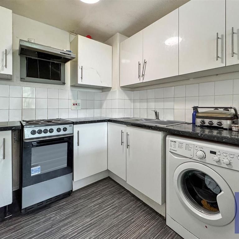 3 bedroom flat to rent - Photo 1