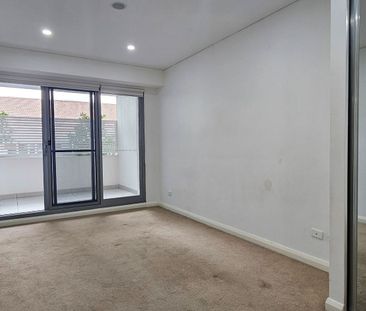 Spacious Two Bedroom Apartment With Oversized Private Courtyard - Photo 2