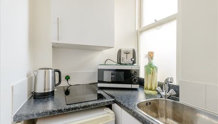 A well-proportioned studio apartment in the highly sought-after area of Mayfair, London W1J - Photo 4