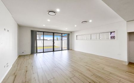 Large Modern 5 Bedroom Duplex - Photo 2