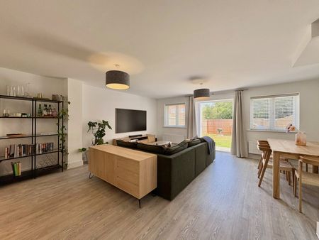 Lake Avenue, Mytchett, Camberley, Surrey, GU16 - Photo 2