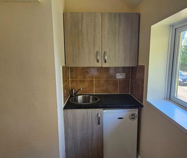 Strode Crescent, Sheerness ME12, London - Photo 4